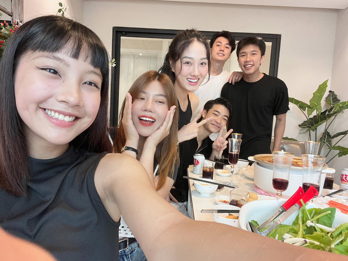 Dàn diễn viên phim Đi giữa trời rực rỡ khá thân thiết, thường xuyên gặp gỡ và hỏi han đối phương. Ảnh: FBNV