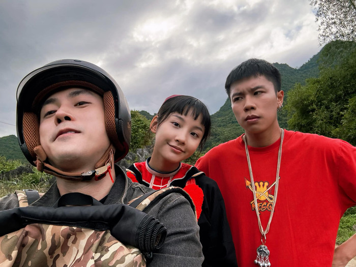 Hình ảnh Vương Anh Ole, Thu Hà Ceri, Long Vũ ở hậu trường phim Đi giữa trời rực rỡ. Ảnh: FBNV