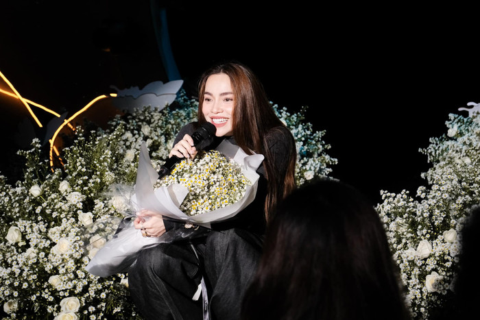 Hồ Ngọc Hà 'mùi mẫn' với một chàng trai trên sân khấu, khán giả la hét không ngừng Ảnh 3