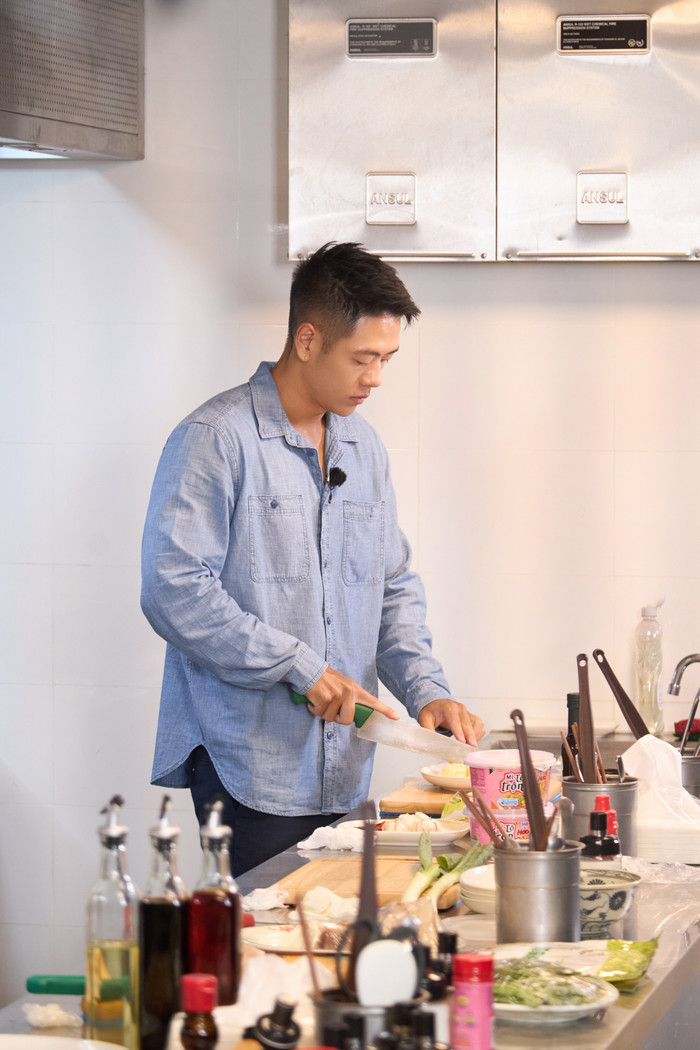 Michael Trương cho biết, anh làm món steak vì biết Yuna Vũ thích ăn và muốn nấu món này cho cô.