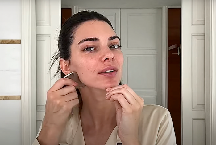 Học hỏi 'siêu mẫu đắt giá nhất thế giới' cách làm đẹp bằng đá Gua sha Ảnh 1