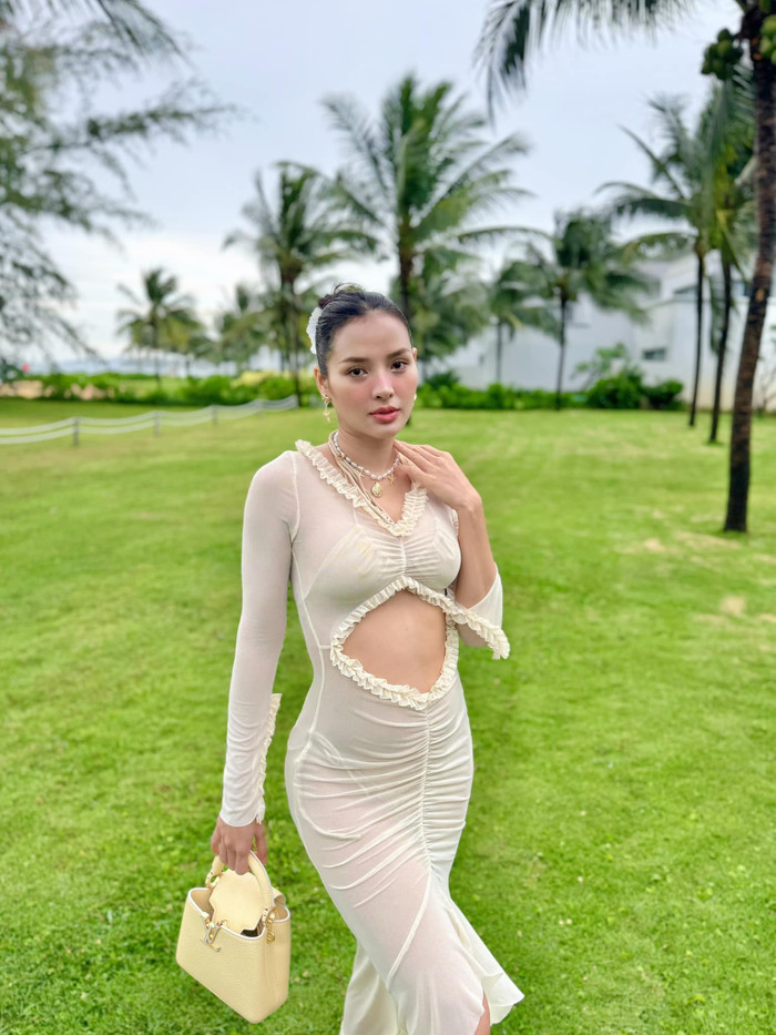 'Mẹ bầu' nhận được nhiều lời khen ngợi về nhan sắc cũng như vóc dáng.