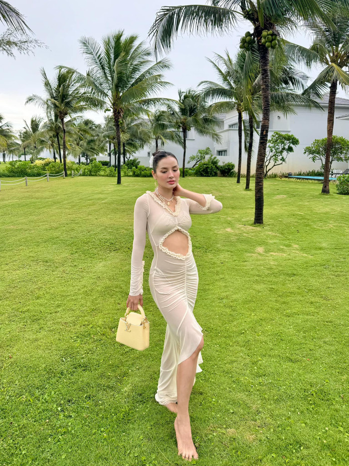 Phương Trinh Jolie diện váy mỏng tanh khi trọn vóc dáng ở tháng thứ 4 của thai kỳ.