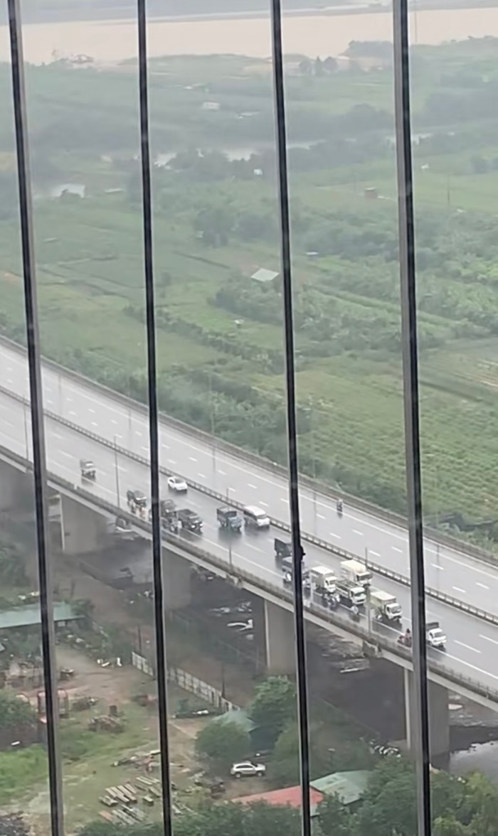 Chính những chiếc ô tô này đã dùng thân mình che chắn gió mạnh, giúp những chiếc xe máy nhỏ bé di chuyển an toàn qua cầu.