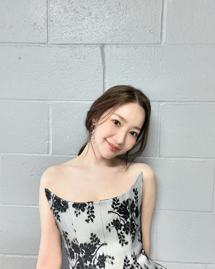 Nhan sắc ngọt ngào cùng với sắc vóc ấn tượng của 'thánh nữ công sở'