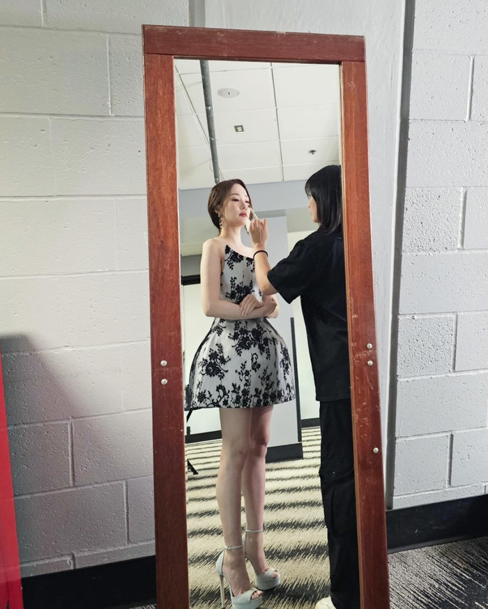 Ảnh hậu trường KCON LA khiến dân tình phát sốt của Park Min Young