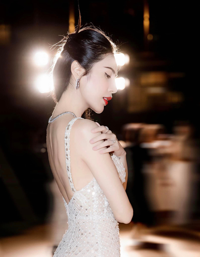 Thủy Tiên vắng bóng trên mạng xã hội gần 2 tháng qua. Sự nghiệp âm nhạc của cô cũng im hơi lặng tiếng sau ồn ào hồi năm 2020.