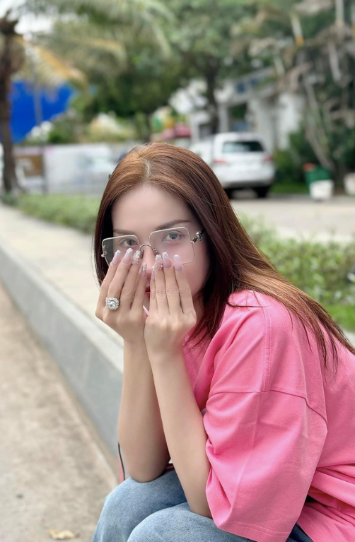 Khả Như từng để lộ nhẫn kim cương ngay ngón áp út nhưng nhanh chóng lên tiếng cho biết, đó chỉ là món trang sức.