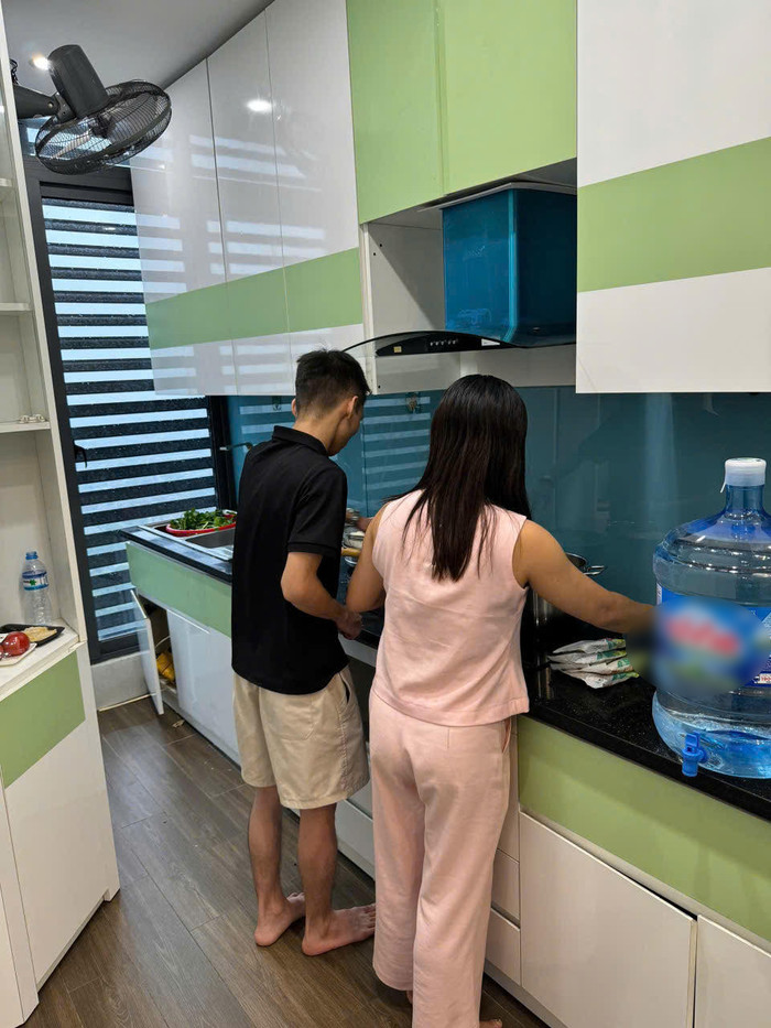 Mọi người chủ động nấu nướng cho bữa tối