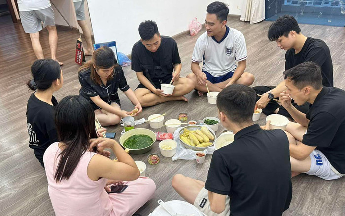 Bữa cơm đầm ấm của những người xa lạ gặp nhau tại nhà chị Phương Anh