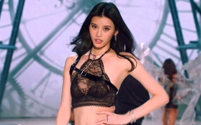 Trượt ngã trên sàn diễn, nữ người mẫu về cưới chồng siêu giàu, mua nhà 1500 tỷ đồng Ảnh 2