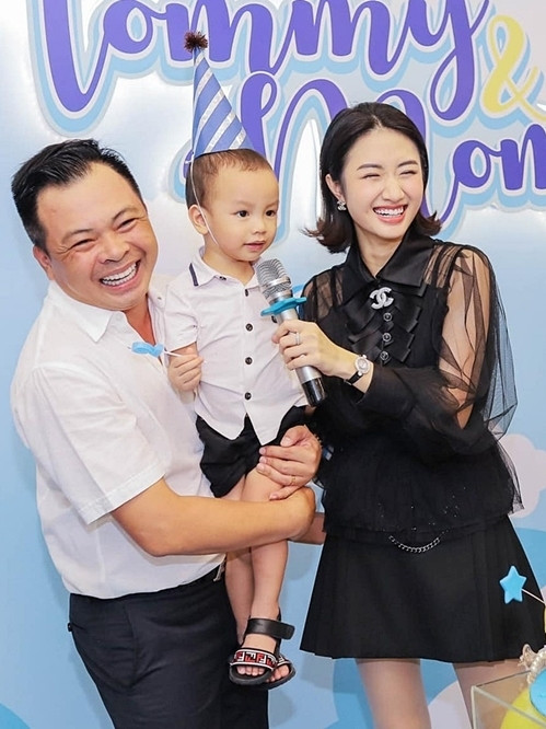 Hoa hậu Thu Ngân kết hôn sau khi đăng quang. Cô cũng 'lên chức' mẹ ở độ 'tuổi đôi mươi'.