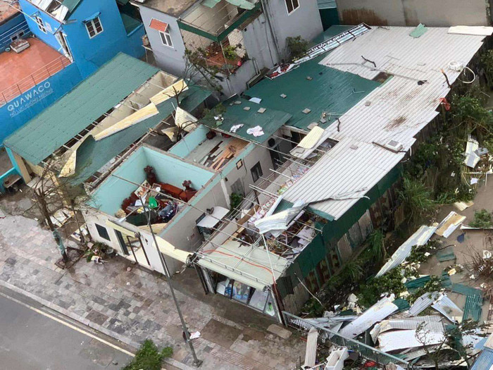 Nhiều mái nhà đã bị cuống bay trong cơm bão.