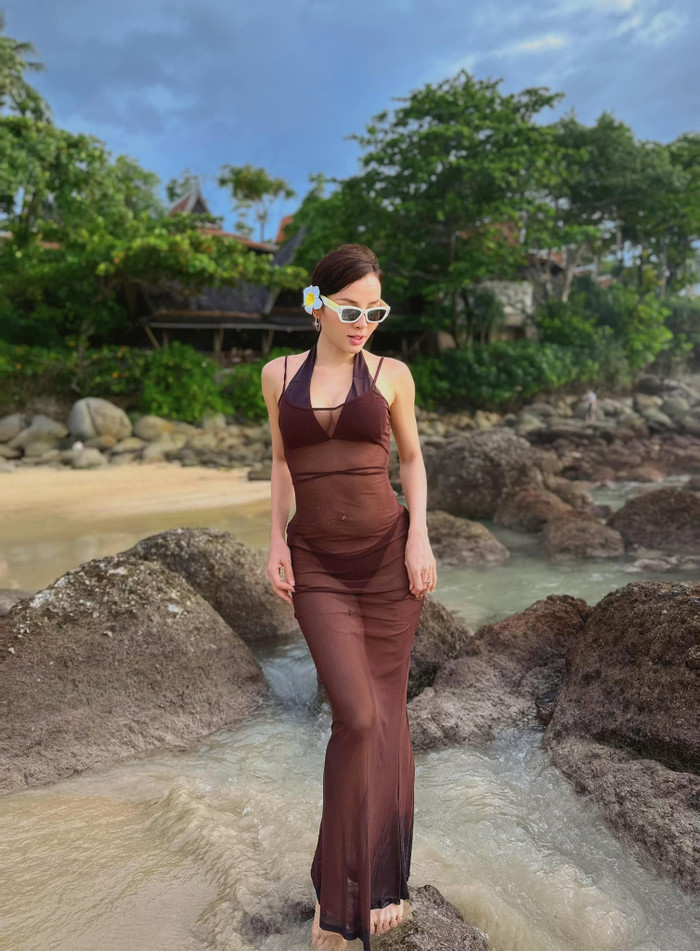 Với hình ảnh mẹ bầu phong cách và quyến rũ, Phương Trinh Jolie đã chứng minh rằng mang bầu không có nghĩa là phải từ bỏ đam mê thời trang. Thậm chí, cô còn cho thấy rằng đó là thời điểm hoàn hảo để tôn vinh sự nữ tính, mạnh mẽ và vẻ đẹp thiêng liêng của người phụ nữ.