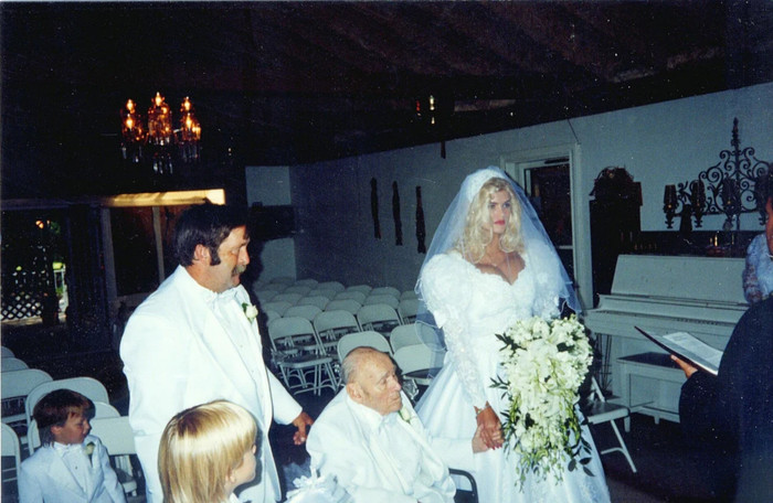 Khoảnh khắc nữ người mẫu Anna Nicole làm lễ cưới bên người chồng 81 tuổi.