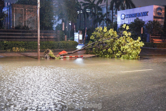 Vào 21 giờ tối ngày 7/9, tâm bão số 3 đã đi qua thủ đô Hà Nội với sức gió mạnh nhất vùng gần tâm bão cấp 9-10, giật cấp 12. Cơn mưa lớn kéo dài hơn 1 giờ đồng hồ với cường độ cao đã dần ngớt vào tối qua, để lại nhiều hậu quả nặng nề cho thành phố.