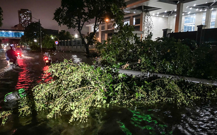 Bão số 3 quét qua Hà Nội: Nhiều tuyến phố ngập xuyên đêm, ôtô bị cây đổ trúng Ảnh 2