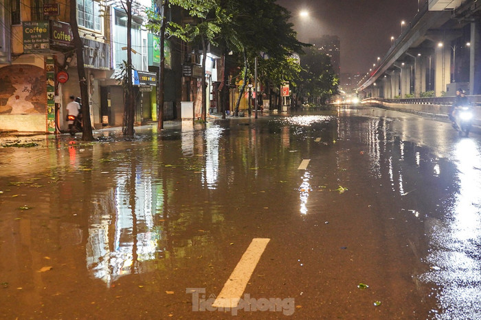 Nước lênh láng trên đường Nguyễn Trãi.