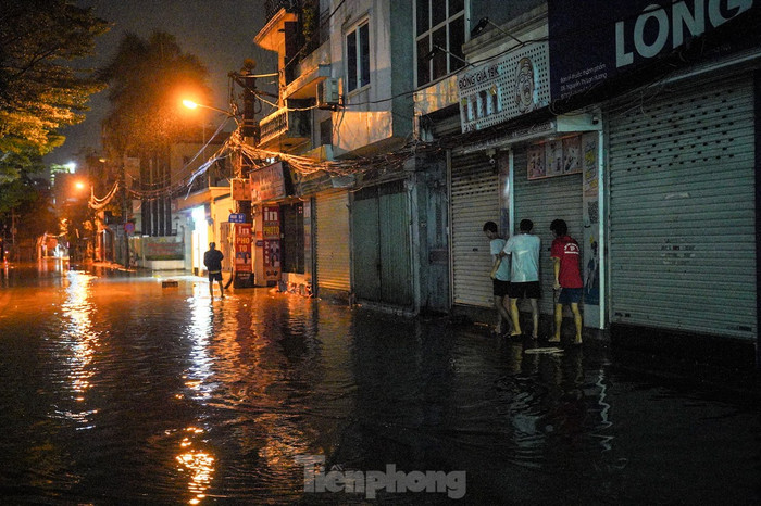 Dù cơn mưa đã ngừng rơi vào rạng sáng 8/9, nhưng theo ghi nhận của PV, đường Triều Khúc vẫn ngập sâu, nước lênh láng khắp nơi.