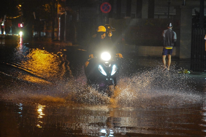 Một số người dân cho biết, nước đã giảm so với lúc mưa đỉnh điểm (khung giờ 20h - 22h ngày 7/9). Tuy nhiên, việc ngập úng vẫn gây cho người dân rất nhiều khó khăn trong việc di chuyển.
