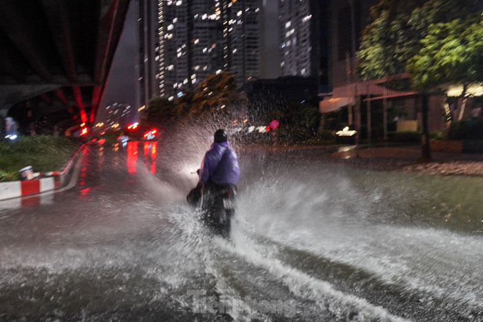 Bão số 3 quét qua Hà Nội: Nhiều tuyến phố ngập xuyên đêm, ôtô bị cây đổ trúng Ảnh 5