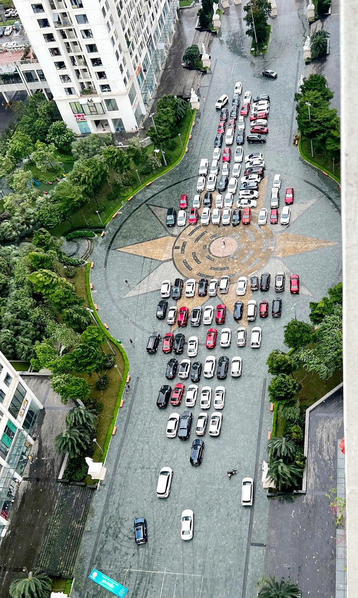 Ô tô đỗ ngay ngắn theo đúng hàng lối tạo lên khung cảnh đẹp (Ảnh: Vũ Phương Trà)