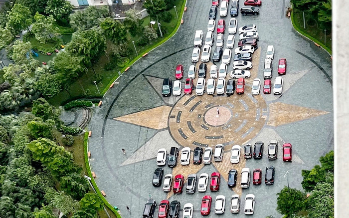 Xe ô tô ở Hà Nội đỗ thành từng cụm tránh cây đè khi siêu bão Yagi quét qua Ảnh 2