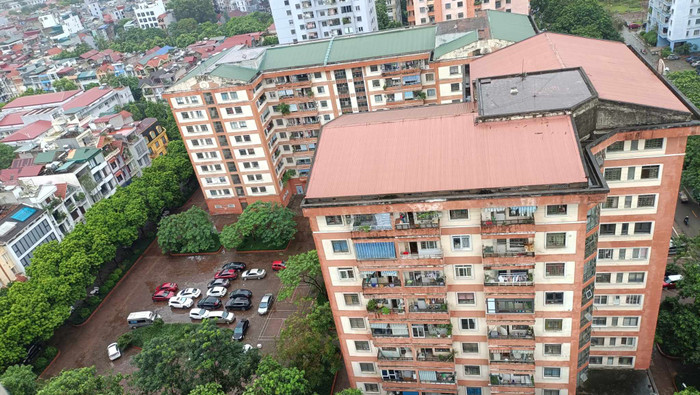 Hàng loạt xe ô tô đỗ tại sân một chung cư tại Hà Đông