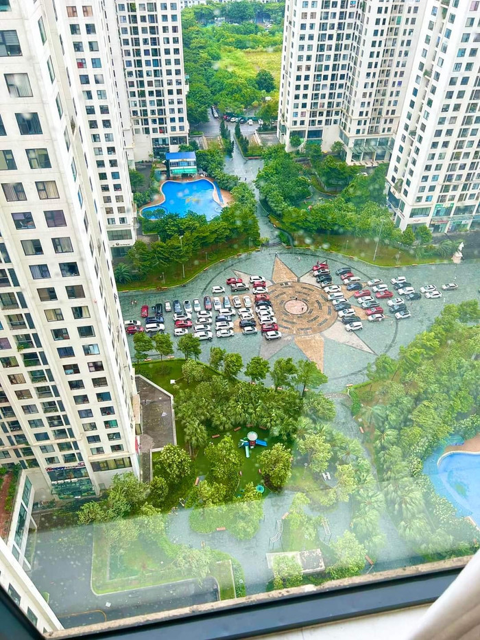 Sân nội khu của một tòa chung cư ở Thanh Xuân cũng được sử dụng làm bãi đỗ xe ô tô khi siêu bão Yagi ghé tới (Ảnh: Vũ Phương Trà)