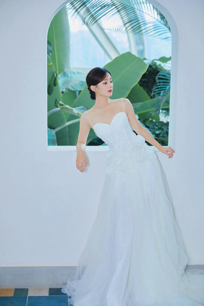 Triệu Lệ Dĩnh diện váy cưới trắng