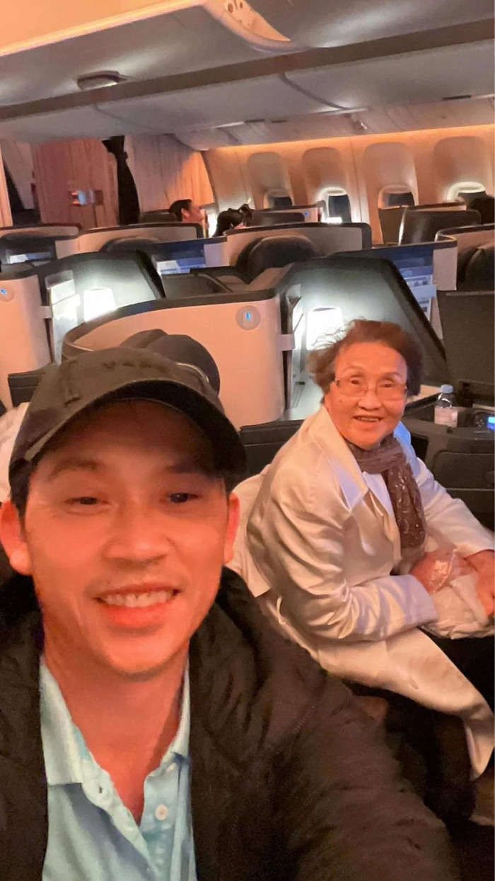 Hoài Linh đưa mẹ ruột về Việt Nam sinh sống. Ở tuổi ngoài 50, anh sống cùng mẹ và kín tiếng trong chuyện kết hôn, sinh con.