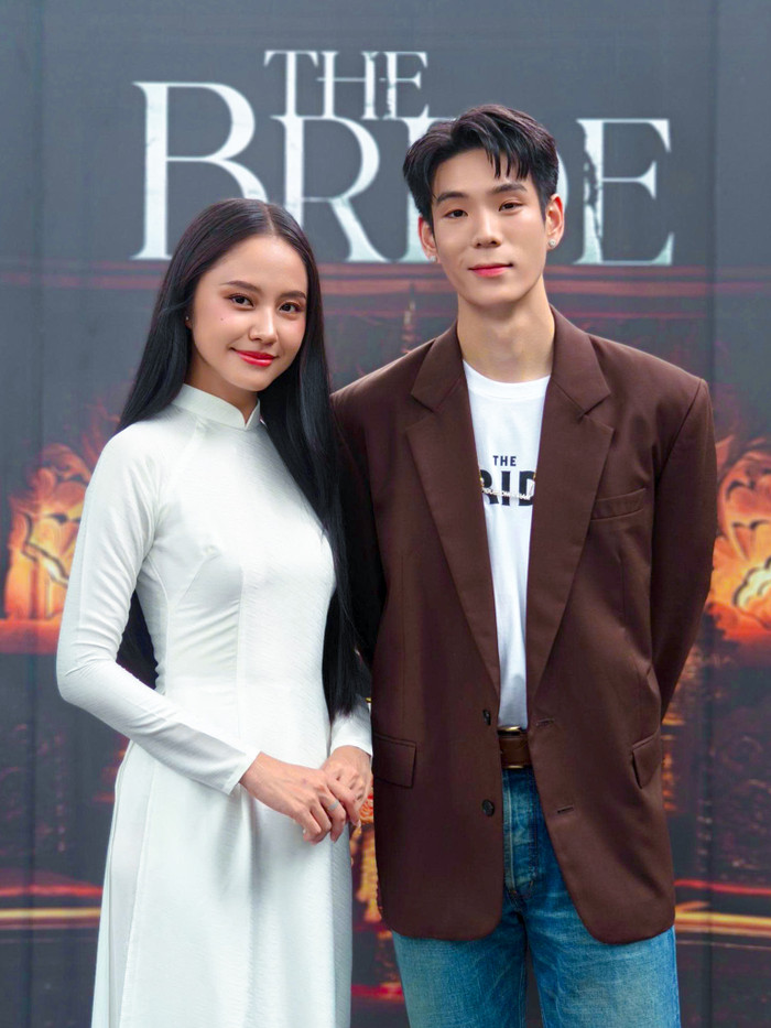 Rima Thanh Vy và 'J.J.' Krissanapoom Pibulsonggram trong buổi đóng máy Cô Dâu Ma