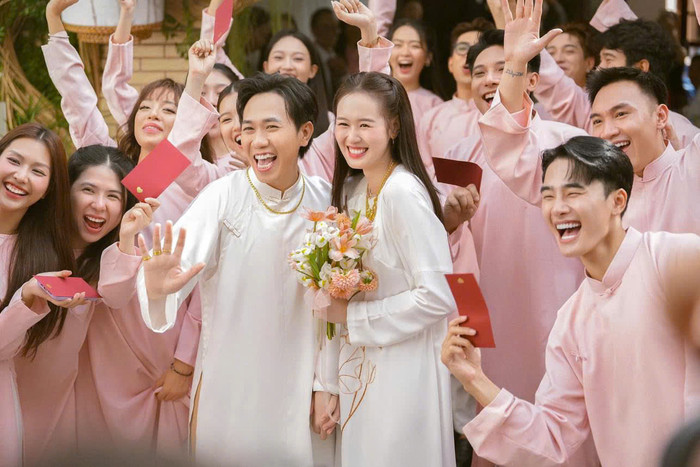 Cặp đôi hạnh phúc trong ngày trọng đại.