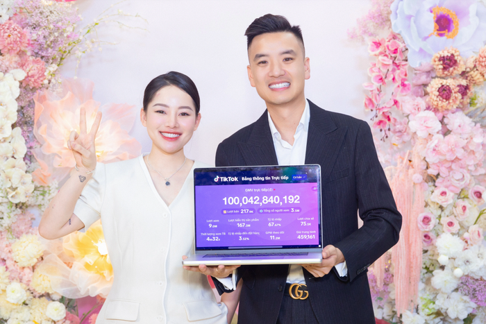 Livestream bán hàng trên TikTok Shop tiếp tục bùng nổ khi kênh Quyền Leo đạt doanh thu 100 tỷ trong 1 phiên.