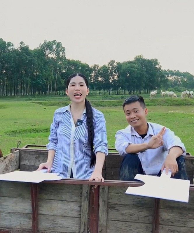 Bộ đôi 'chiến thần livestream' Quang Linh - Hằng Du Mục.