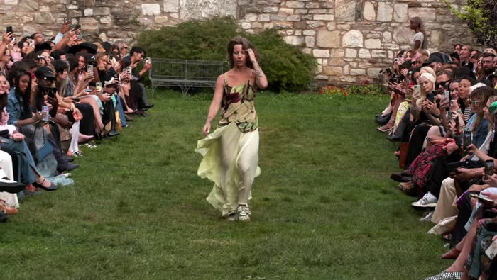 Theo ghi nhận từ khán giả hiện trường, nữ người mẫu đã thực hiện tổng cộng 15 cú xoay và không dưới hai lần nhào lộn với bộ váy xòe đang trình diễn. 