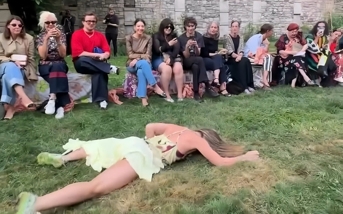 Nữ người mẫu lộn nhào, té sấp mặt trên sàn diễn quốc tế Ảnh 2