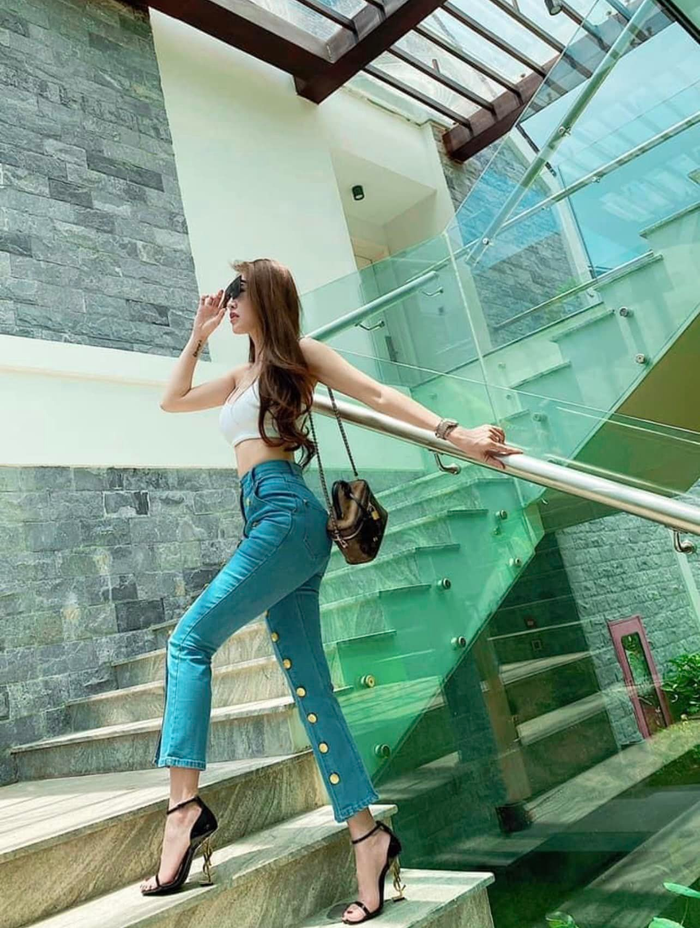 Lần khác, Quế Vân khoe trọn vóc dáng thanh mảnh ở tuổi tứ tuần với chiếc áo bra-top ngắn cũn đi kèm quần cạp cao có độ dài vừa phải. Cô đeo thêm túi Vanity Chain Pouch của thương hiệu Louis Vuitton. 