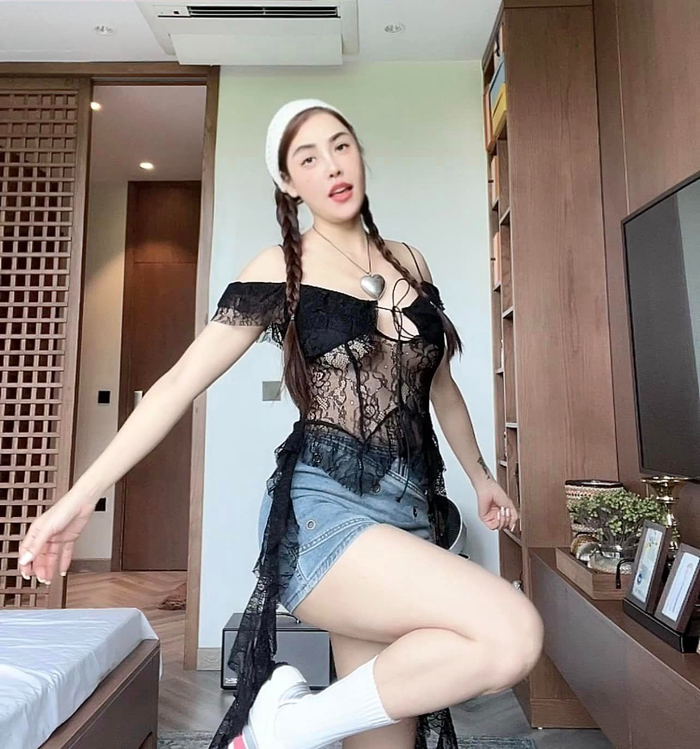 Cựu người mẫu - ca sĩ Quế Vân được khen ngợi ngày càng trẻ trung khi chuyển phong cách ở tuổi 42. Trong ảnh, người đẹp tự tin mặc mẫu áo ren trễ vai, có bèo tua rua lộ rõ phần 'chân ngực' nóng bỏng. Cô kết hợp thêm giày thể thao trắng và váy ngắn. 