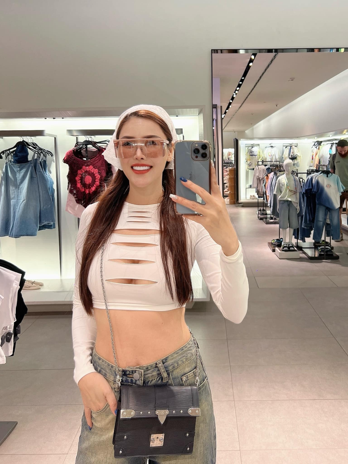 Với lợi thể của hình thể, Quế Vân có thể 'hack tuổi' với mọi kiểu áo khó nhất. Để khoe thành quả chăm chỉ luyện tập, người đẹp sinh năm 1981 chọn kiểu áo thun crop-top khoét những đường ở giữa, để lộ gò bồng đảo quyến rũ. Cô nàng đội thêm khăn turban và đeo túi Louis Vuitton Trunk chain wallet. 