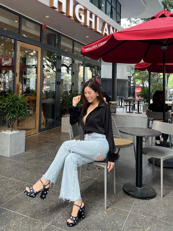 Ở tuổi tứ tuấn, Quế Vân không còn 'phức tạp hóa' trong việc ăn diện khi ra ngoài. Cô ưu tiên lựa chọn những món đồ đơn giản, gọn gàng nhưng vẫn đem lại cảm giác chỉn chu, hút mắt. Điển hình là bộ cánh được phối từ áo sơ mi hở cổ và mẫu quần jeans rách, đi kèm là mẫu giày cao gót đế vuông.