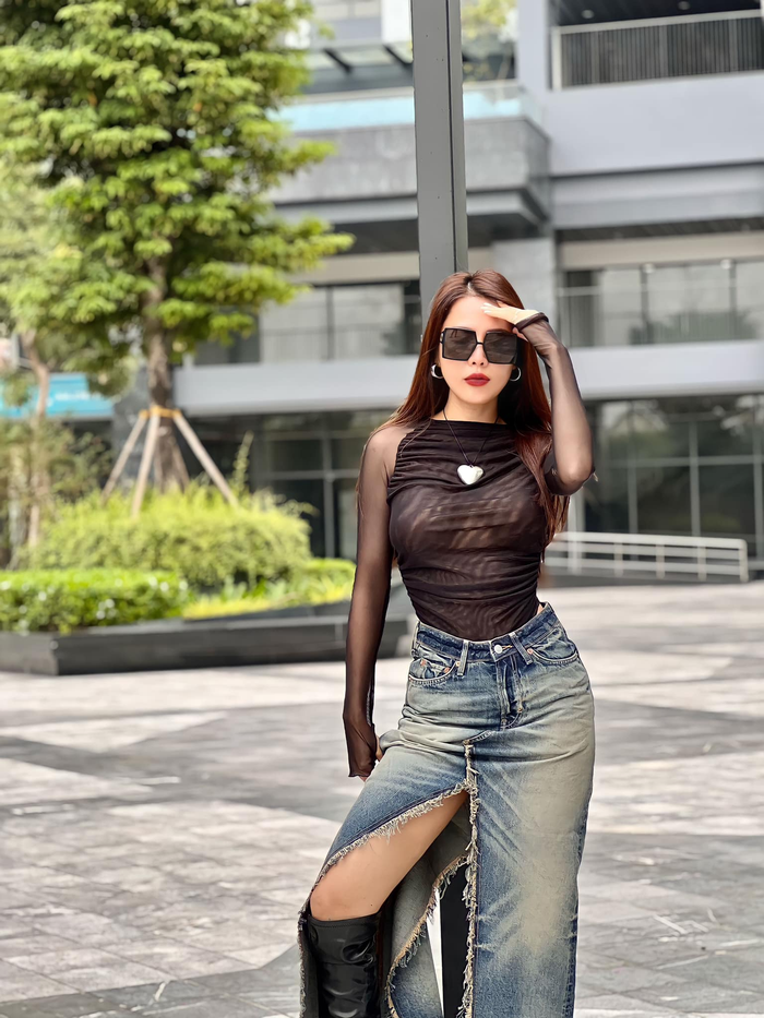 Những món đồ jeans giúp Quế Vân vừa trở nên trẻ trung hơn, vừa thể hiện được cá tính mạnh mẽ, độc lập của người đẹp. Cựu người mẫu mặc kèm váy với một chiếc áo may bằng vải voan có độ xuyên thấu vừa phải, không đem lại cảm giác phản cảm. 