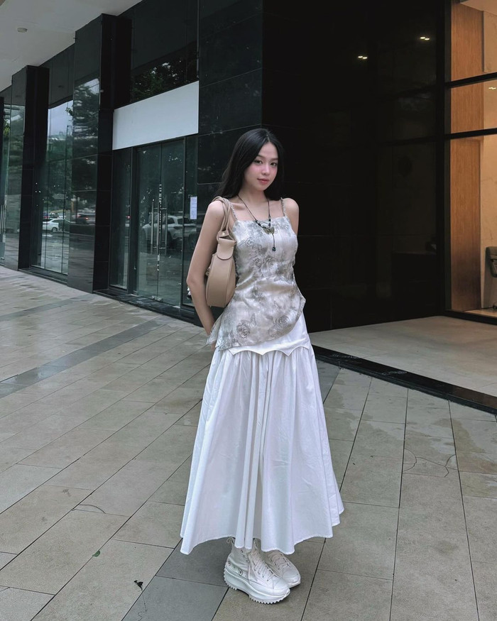 Hoa hậu Thanh Thủy dạo phố với tạo hình nhẹ nhàng, nữ tính tựa nàng thơ. Cô kết hợp giữa mẫu áo hai dây cùng chân váy xoè tôn lên 'bờ vai móc áo' cùng phần xương quai xanh sắc nét. Về nhan sắc, Hoa hậu Thanh Thủy có sự thăng hạng trông thấy và được kỳ vọng sẽ tạo nên chuyện trong chặng hành trình chinh chiến Miss International 2024 sắp tới. Chỉ còn khoảng 2 tháng nữa, cô sẽ chính thức lên đường 'đem chuông đi đánh xứ người'. 