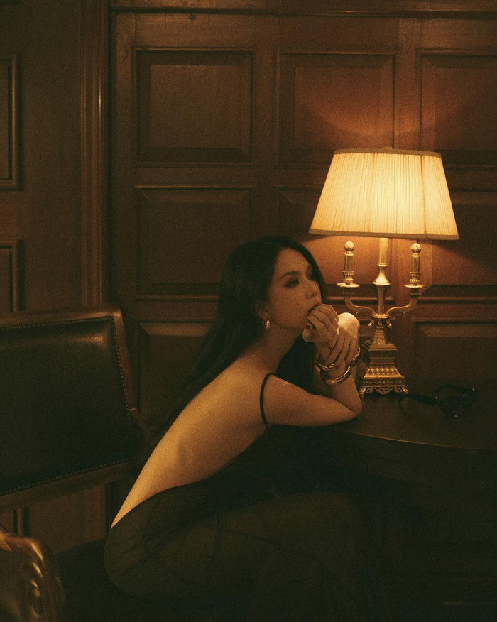 Ngọc Trinh 'hở bạo' trở lại sau chuỗi ngày theo đuổi phong cách thanh lịch, chăm diện váy áo kín đáo. Trong loạt ảnh mới nhất, 'nữ hoàng nội y' khoác lên người bộ váy dây mảnh, theo tông màu đen chủ đạo. Thiết kế này khoét sâu đến tận eo, để lộ tấm lưng trần nuột nà, mịn màng của Ngọc Trinh. Bên cạnh đó, mái tóc tém dường như vẫn mang đến bất lợi cho người đẹp Trà Vinh khi thực hiện bộ ảnh này. Ngọc Trinh tiếp tục mang tóc giả, tạo kiểu uốn nhẹ nhàng, gợn sóng.