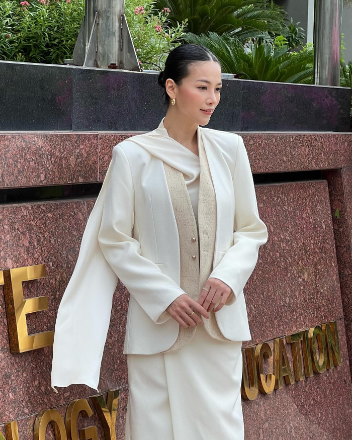 Hoa hậu Phương Khánh xuất hiện tại một sự kiện trong tạo hình của một quý cô cổ điển, thanh lịch. Cựu Hoa hậu Trái đất diện nguyên cây vest trắng, che kín vóc dáng. Không những vậy, cô còn búi gọn mái tóc, để lộ gương mặt với đường nét mềm mại, thanh tú. Dù đã hơn 5 năm kết thúc nhiệm kỳ, Hoa hậu Phương Khánh vẫn giữ vững phong độ về sắc vóc và không có dấu hiệu sa sút.