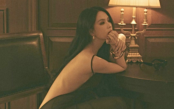 Đẹp khen - Xấu chê: Ngọc Trinh 'hở bạo', khoe tấm lưng trần nuột nà Ảnh 2