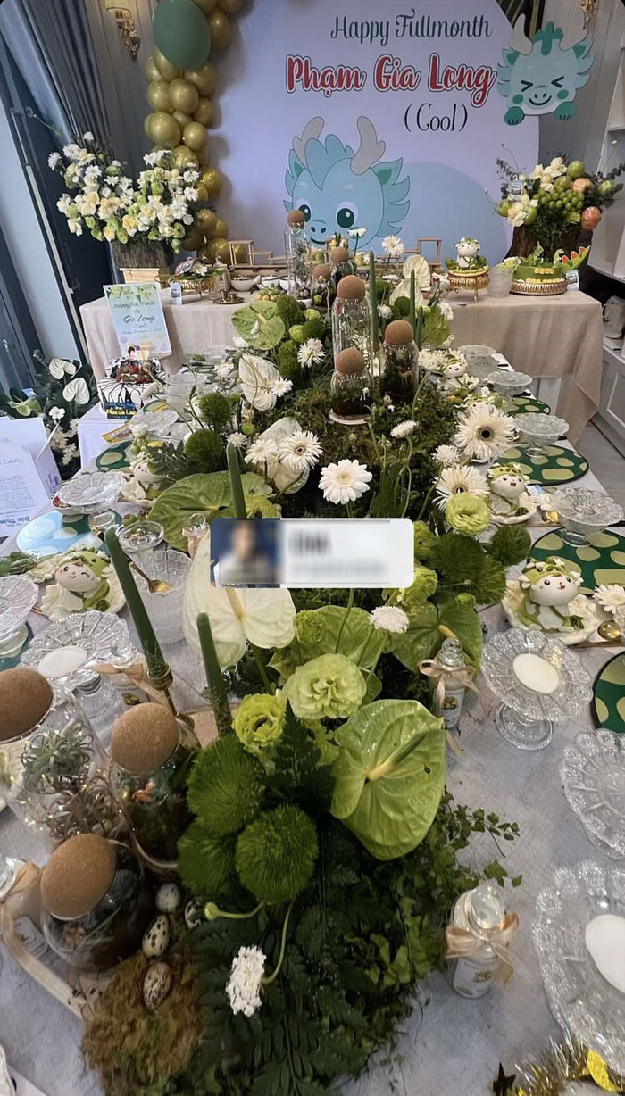 Ca sĩ TiTi (nhóm nhạc HKT) khoe ảnh bữa tiệc đầy tháng của con trai. 