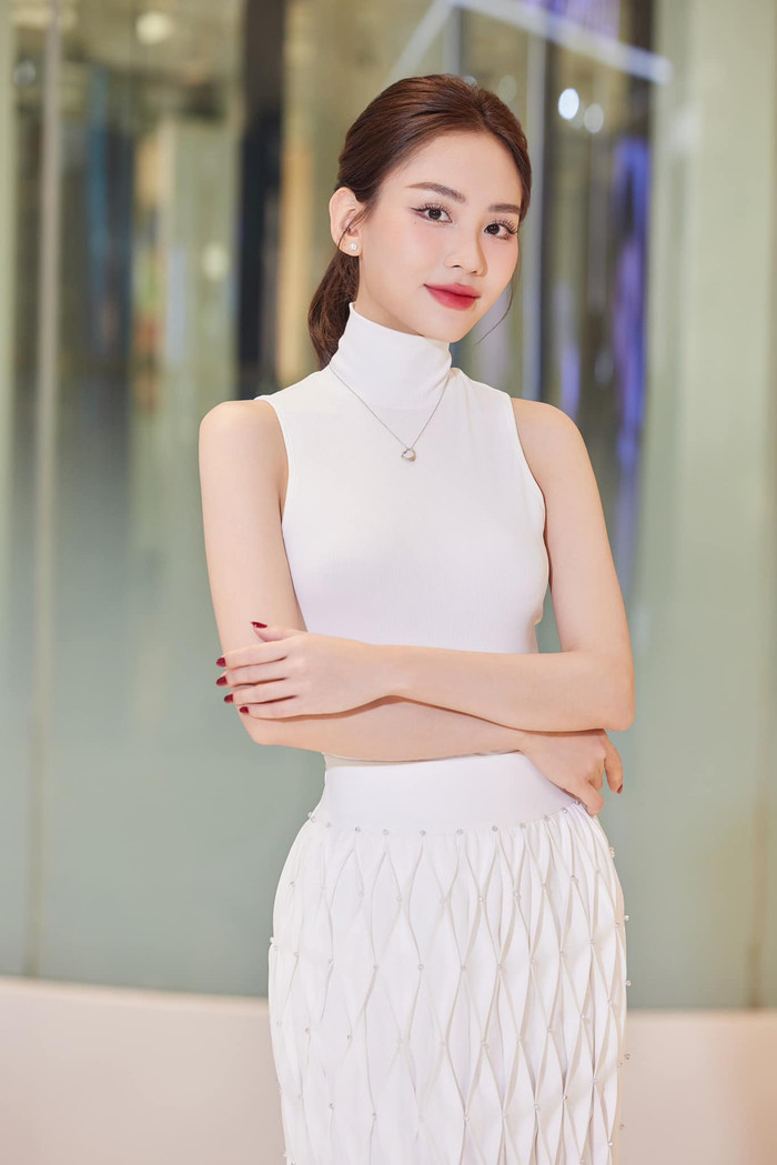 Sau một thời gian 'ở ẩn', Hoa hậu Mai Phương thông báo gia nhập công ty mới, được cho sẽ rẽ hướng làm ca sĩ.