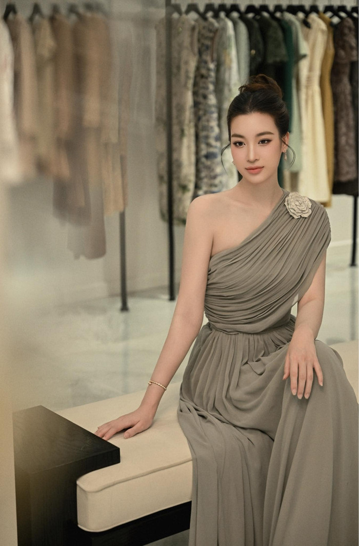 Đỗ Mỹ Linh hướng đến phong cách sang trọng sau khi kết hôn. Ảnh: FBNV