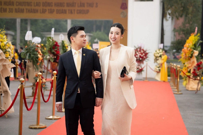 Đỗ Mỹ Linh được chồng đưa đến tham gia một sự kiện diễn ra vào tháng 12 năm ngoái. Ảnh: FBNV